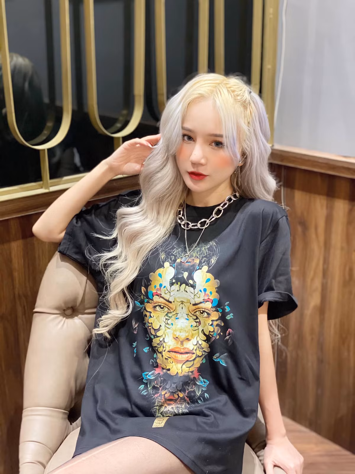 Sau những lời gay gắt và đối phương không chịu buông tha, cuối cùng Thiên Thy đã chặn luôn tài khoản. Cô đồng thời công khai trên mạng xã hội với tâm trạng đầy bức xúc: "Nói chuyện tử tế không nghe. Có tiền mà không chữa được xxx. Thất bại tạo hóa".