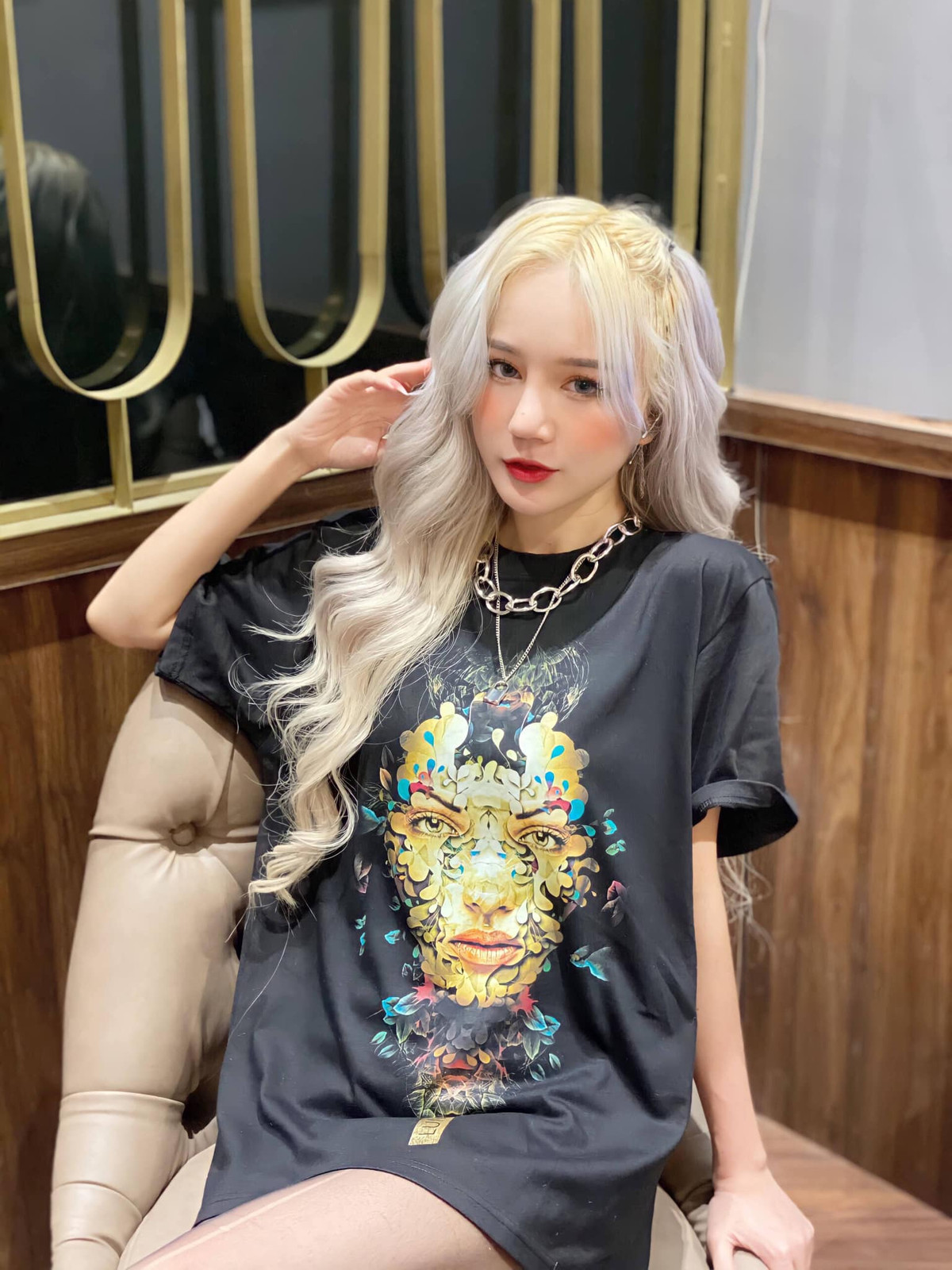 Sau những lời gay gắt và đối phương không chịu buông tha, cuối cùng Thiên Thy đã chặn luôn tài khoản. Cô đồng thời công khai trên mạng xã hội với tâm trạng đầy bức xúc: "Nói chuyện tử tế không nghe. Có tiền mà không chữa được xxx. Thất bại tạo hóa".