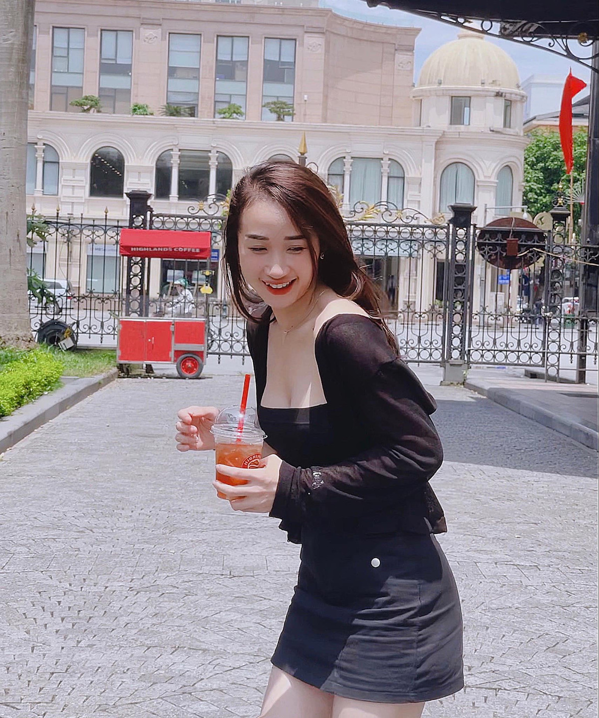 Với chiều cao nổi bật 1m65 và số đo 3 vòng hoàn hảo 86-64-96(cm), cô giáo hot girl này ưa diện trang phục tôn dáng.