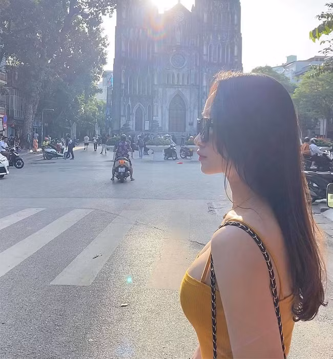 Trước đây, cô nàng thậm chí còn được báo chí Trung Quốc hết lời khen ngợi bởi sở hữu diện mạo quá đỗi xinh đẹp, quyến rũ.