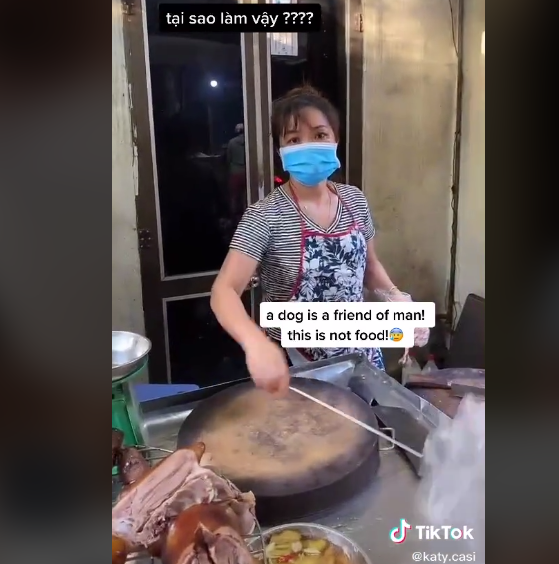 Một số người bán hàng đã có hành động xua tay, yêu cầu cô người mẫu này không quay chụp, họ không muốn trả lời câu hỏi nhưng cô gái Ukraina vẫn chây ì đứng đó và tiếp tục quay những đoạn clip của mình.