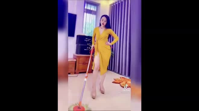 Đây cũng là cách mà nhiều chị em vốn phải bù đầu với công việc nhà sẽ "dằn mặt" chồng một cách khéo léo với hình ảnh sang chảnh khác lạ ngày thường.