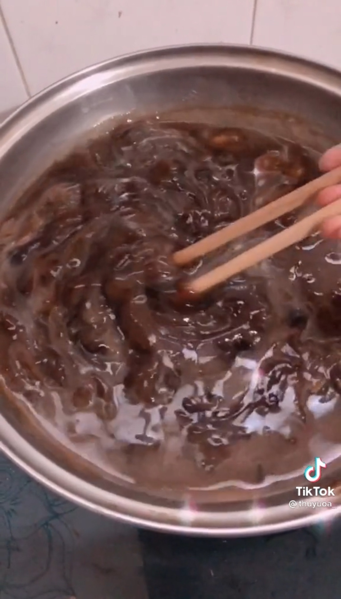 Dù đã làm theo hướng dẫn nhưng khi luộc xong trân châu được nhào nặn sẵn, thành quả mà cô gái này nhận được lại là một đống nhão nhoẹt chẳng dám nhìn.