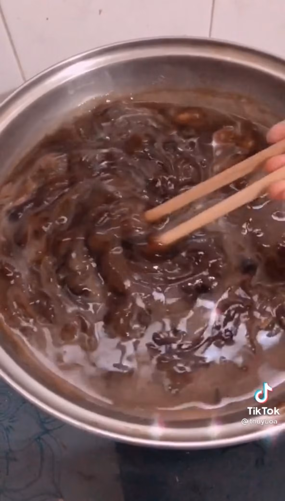 Dù đã làm theo hướng dẫn nhưng khi luộc xong trân châu được nhào nặn sẵn, thành quả mà cô gái này nhận được lại là một đống nhão nhoẹt chẳng dám nhìn.