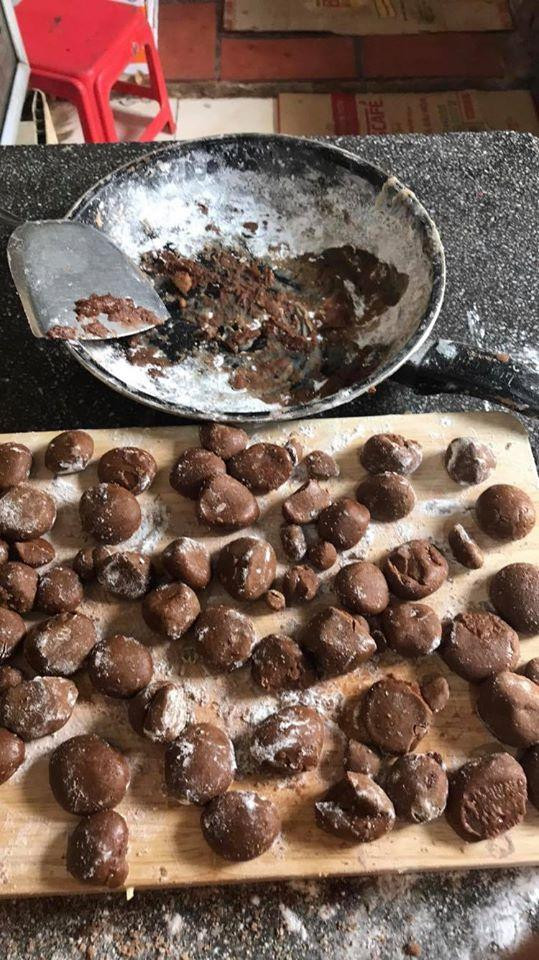 Thành phẩm sau một hồi nhào nặn khiến nhiều người "choáng váng" vì không viên trân châu nào có kích cỡ giống nhau.