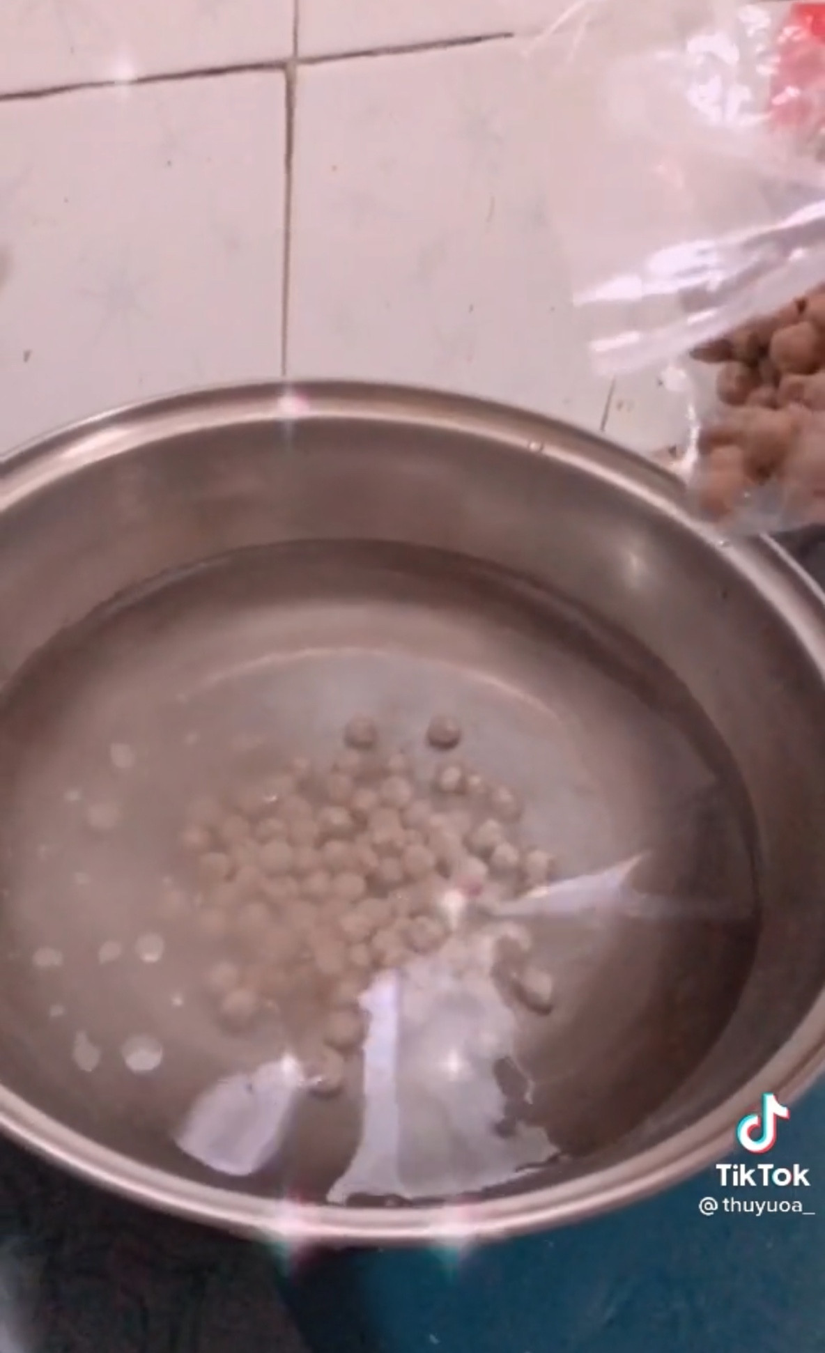 Mặc dù làm trân châu là loại topping yêu thích của rất nhiều người khi kết hợp với trà sữa. Tuy nhiên nấu trân châu không hề đơn giản như nhiều người nghĩ.