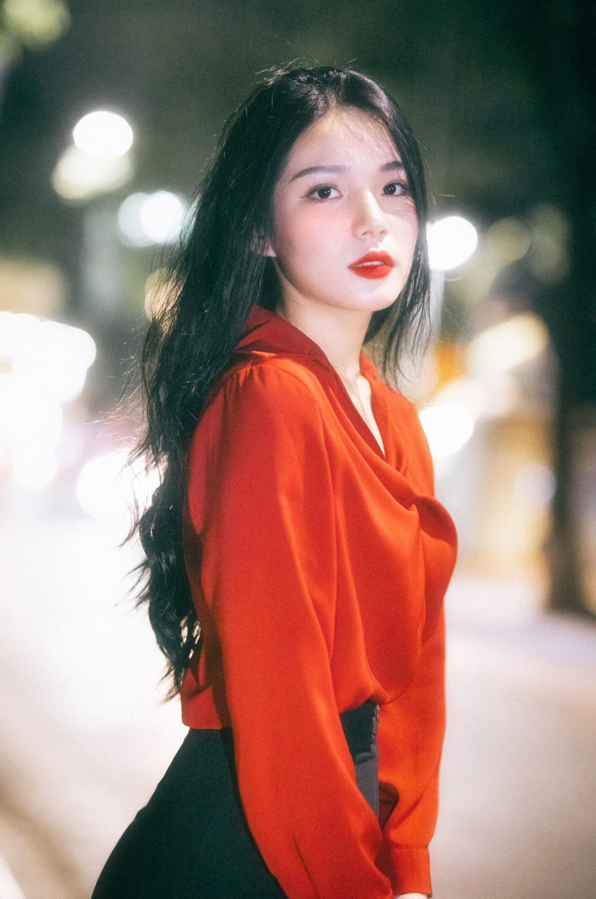 Diệu Anh đang là nữ sinh năm 2 khoa Phát thanh - Truyền hình, và cô hiện đang là thành viên CLB AMC trực thuộc Đội văn nghệ xung kích.