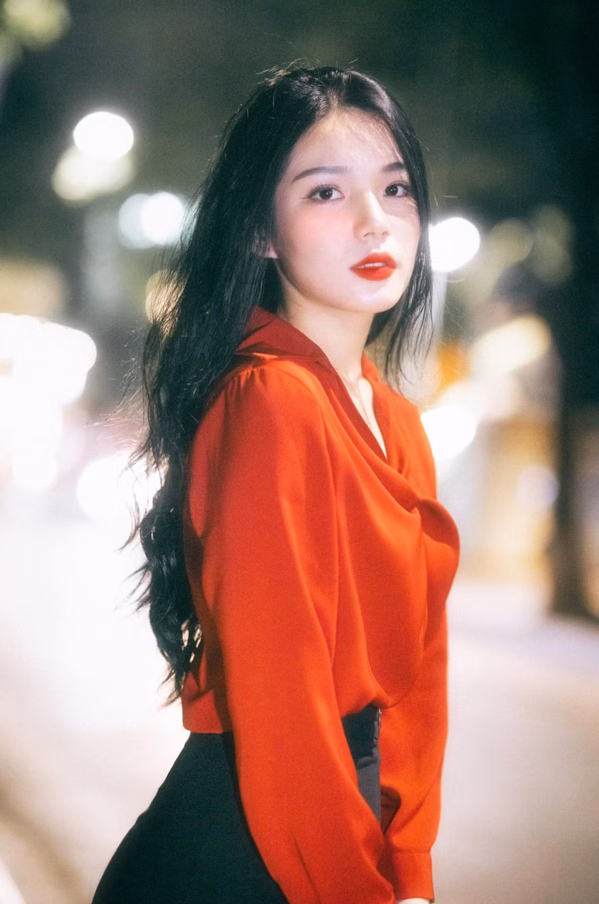 Diệu Anh đang là nữ sinh năm 2 khoa Phát thanh - Truyền hình, và cô hiện đang là thành viên CLB AMC trực thuộc Đội văn nghệ xung kích.