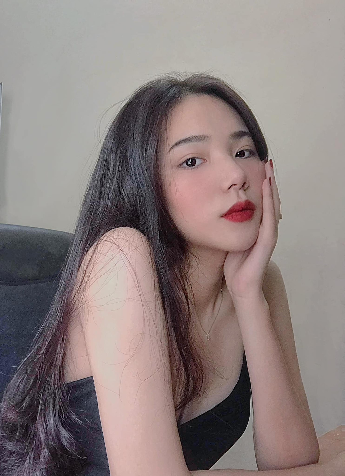 Sở hữu gương mặt khả ái nên đôi khi cô nhận được lời mời làm mẫu ảnh hoặc diễn xuất, tuy nhiên Diệu Anh ưu tiên việc theo đuổi nghề dẫn chương trình nên chưa đồng ý.