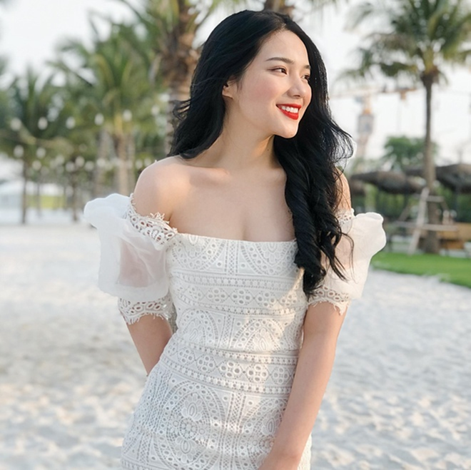 Trương Diệu Anh (sinh năm 2001, quê Hải Dương) là một trong những hot girl trường Báo chí nổi bật trên MXH. Cô nàng gây chú ý nhờ nét đẹp khả ái, vóc dáng cực chuẩn và niềm đam mê với nghề MC truyền hình.
