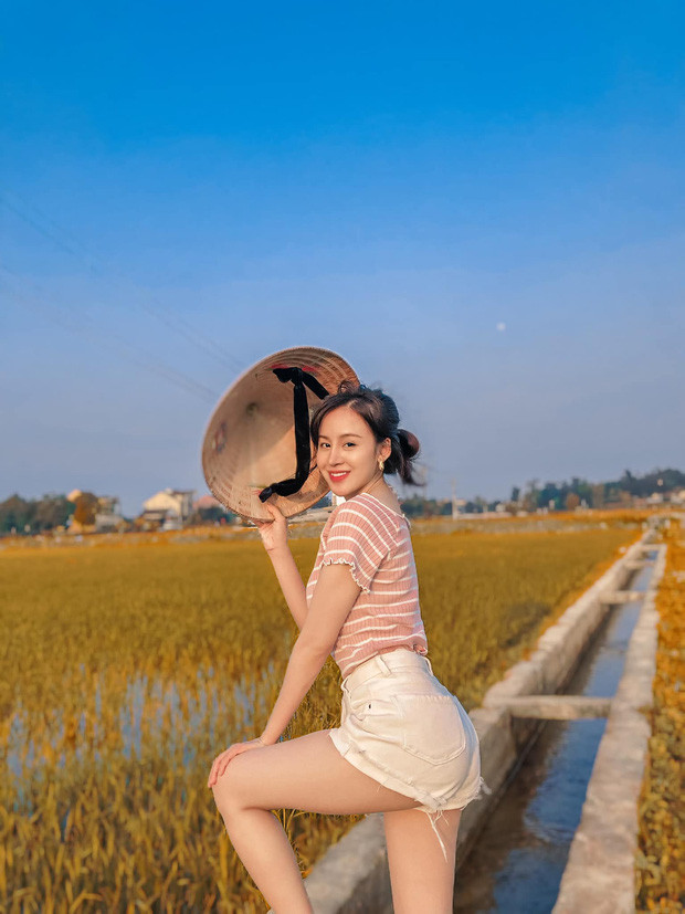 Tuy nhiên, hình ảnh của người đẹp xứ Nghệ sau khi "hoàn lương" lại trái ngược hẳn, cô nàng không còn gây sốc khi khoe vòng 1 như xưa mà kín đáo bất ngờ.