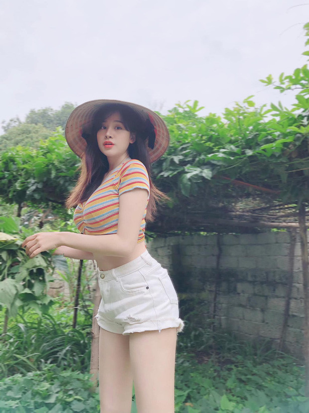 Trước đây, hình ảnh hot girl bà Tưng trong hình dung của thế hệ 9x là một cô gái sở hữu gương mặt xinh xắn, số đo 3 vòng chuẩn, đặc biệt là vòng 1 "khủng".