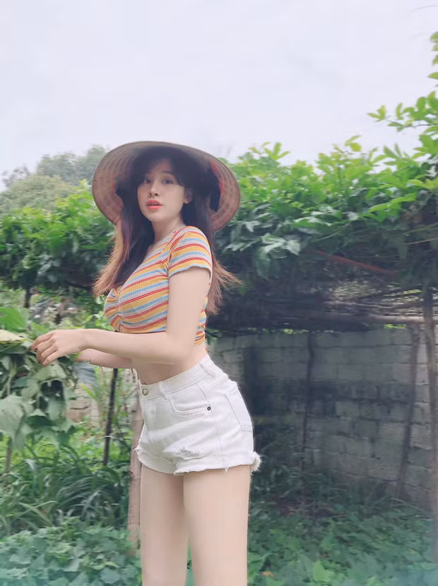 Trước đây, hình ảnh hot girl bà Tưng trong hình dung của thế hệ 9x là một cô gái sở hữu gương mặt xinh xắn, số đo 3 vòng chuẩn, đặc biệt là vòng 1 "khủng".