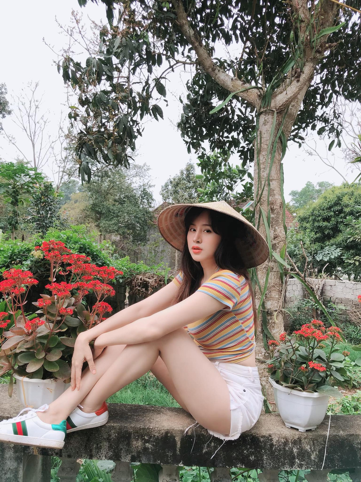 Mới đây, bà Tưng bất ngờ gây chú ý "cõi mạng" khi chia sẻ hình ảnh ở vùng quê, chiếm spotlight trong bức ảnh này không gì khác ngoài nhan sắc ngày một mặn mà của hot girl 9X.