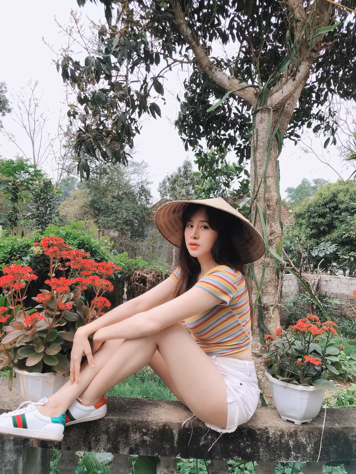 Mới đây, bà Tưng bất ngờ gây chú ý "cõi mạng" khi chia sẻ hình ảnh ở vùng quê, chiếm spotlight trong bức ảnh này không gì khác ngoài nhan sắc ngày một mặn mà của hot girl 9X.