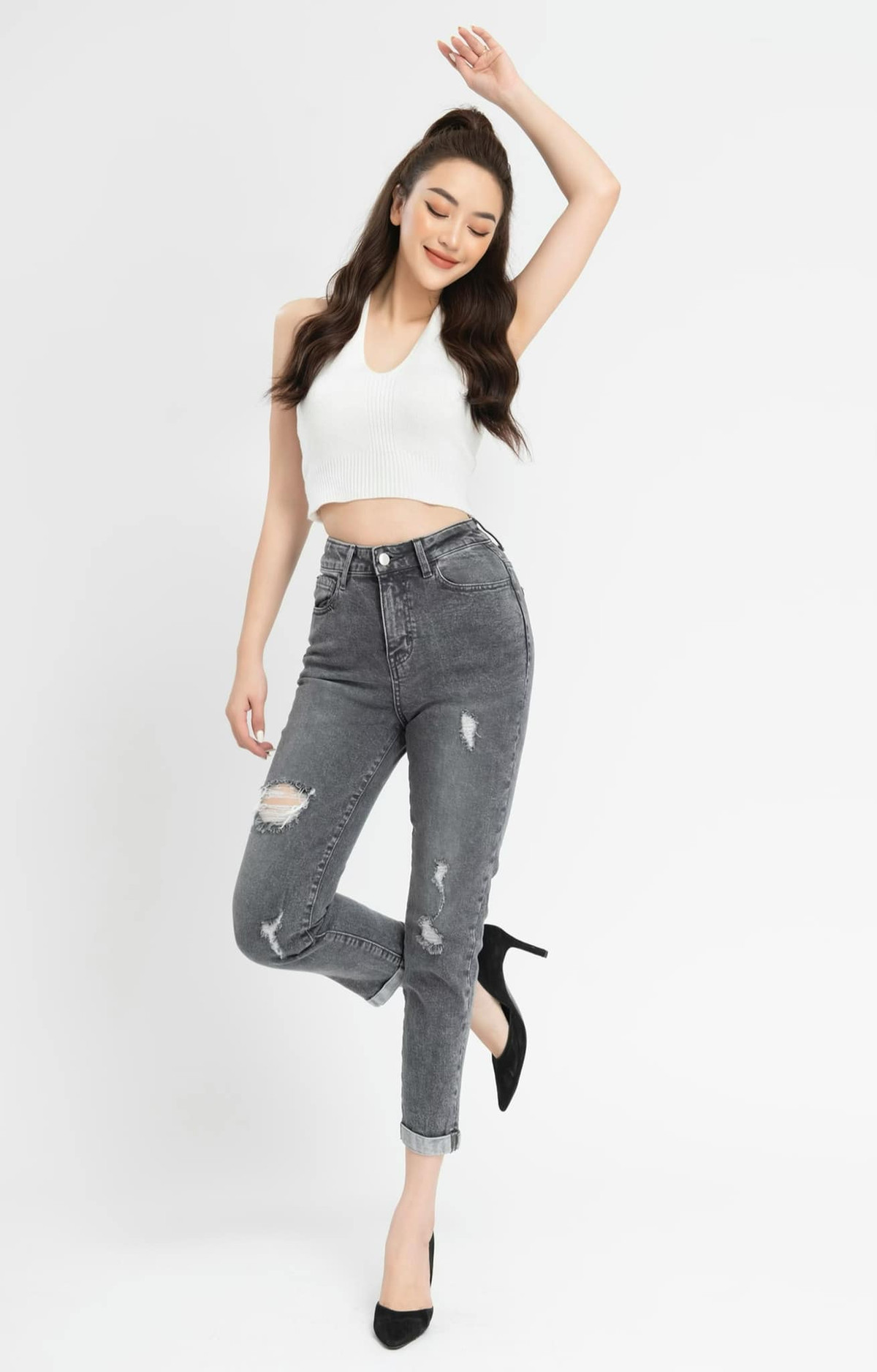 Sau khi nổi tiếng với danh xưng hot girl, Khánh Chi đã nhanh chóng chớp thời cơ bằng việc tham gia chương trình Miss Bikini của một tập đoàn vào năm 2017 và đoạt giải Hoa hậu. Cơ hội trong công việc cũng đến với Khánh Chi nhiều hơn.