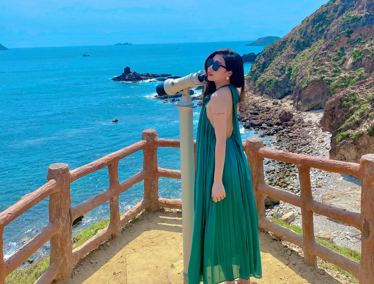 Trên trang cá nhân, cô nàng thường chia sẻ nhiều hình ảnh khoe sắc vóc xinh đẹp, gợi cảm không khác gì các hot girl hiện nay.