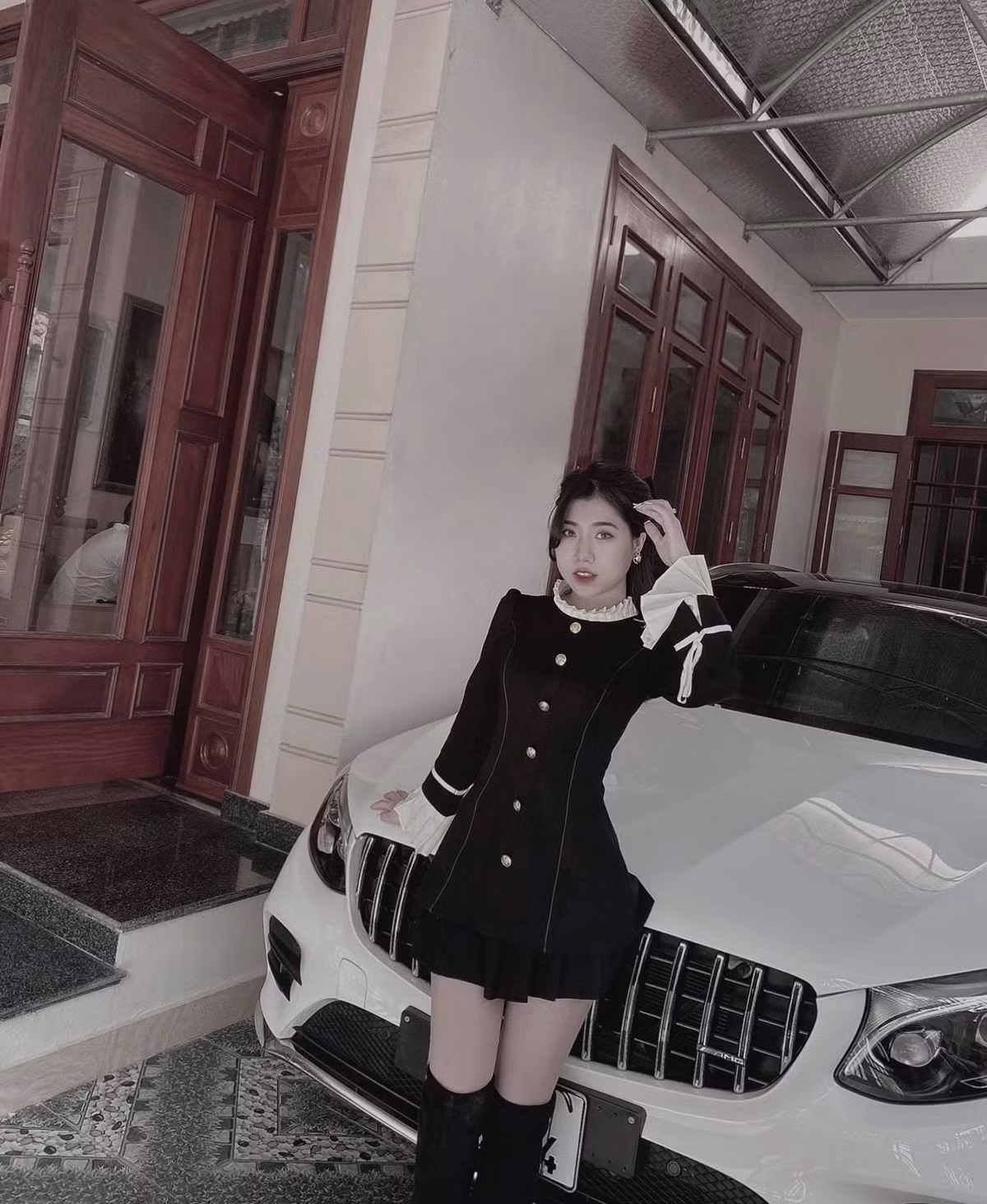 Ngoài ra, cô nàng cũng hỗ trợ anh trai quản lý một quán cà phê. Bên cạnh việc học và công việc ngành dược, cô nàng còn thử sức với công việc kinh doanh. Ảnh: FBNV