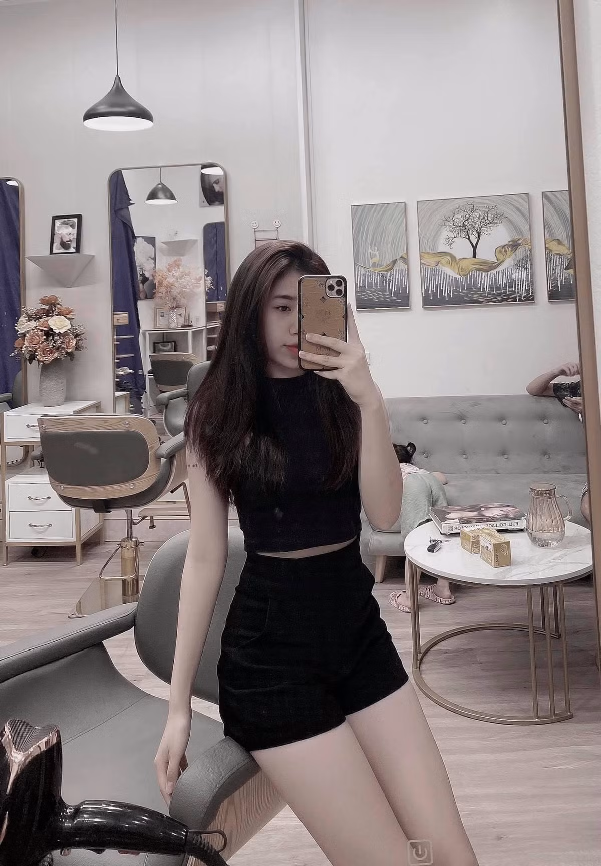 Nguyễn Nụ vừa xinh đẹp, đáng yêu khiến không ít người hâm mộ ai cũng bất ngờ vì Văn Toàn có một cô em gái dễ thương như vậy.