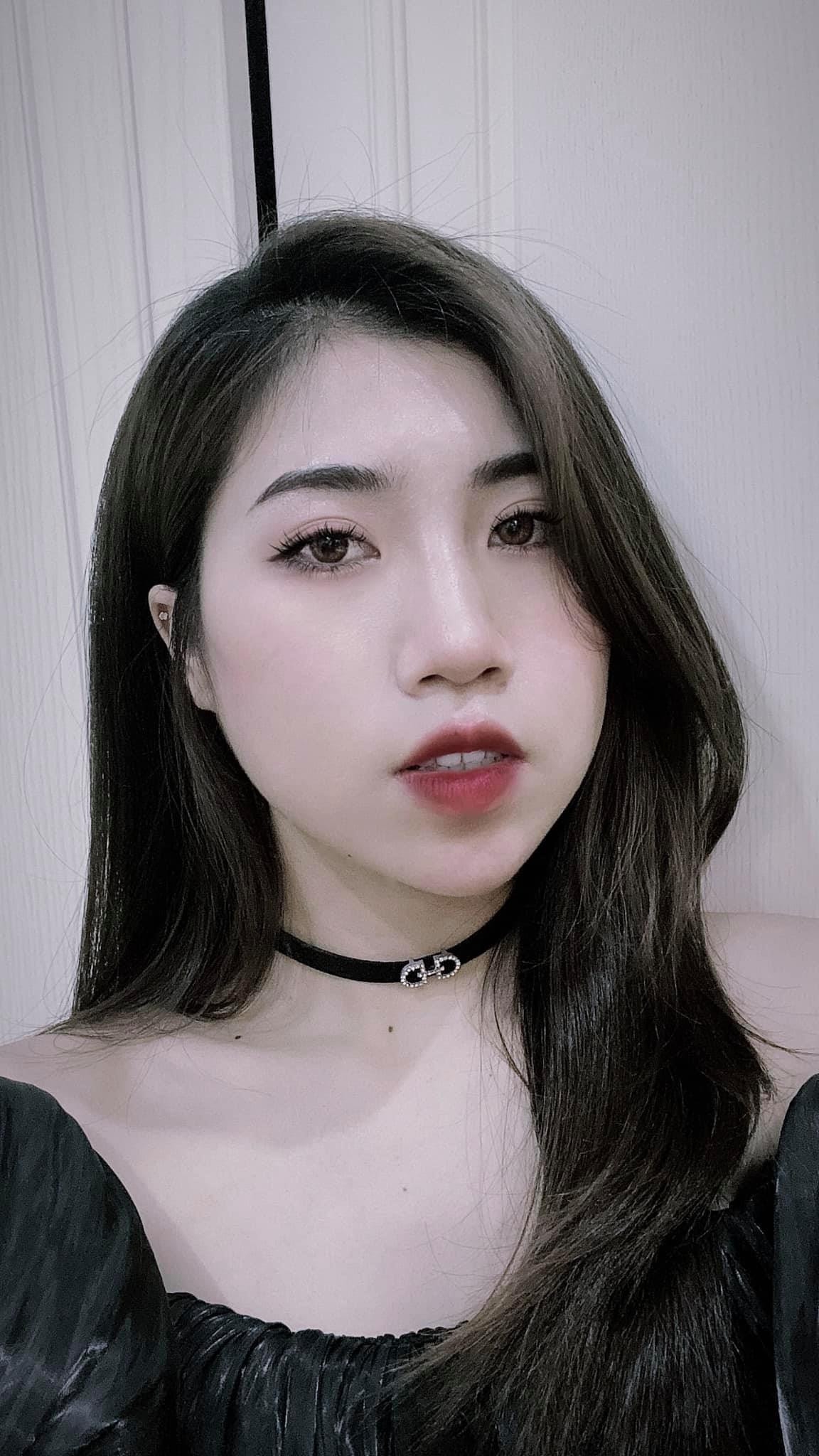 Cô nàng từng tiết lộ một số điều thú vị về cầu thủ Văn Toàn như anh chàng là một người rất đam mê trái bóng, hay nghĩ, thường bị áp lực và lo lắng trước những trận đấu quan trọng.