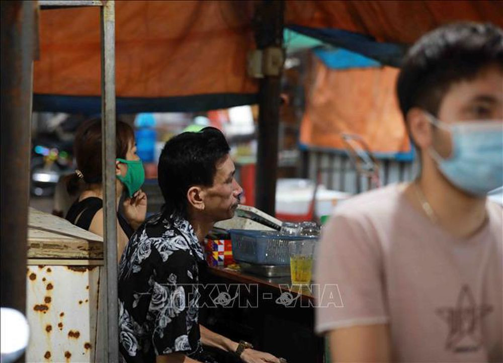 Người dân không đeo khẩu trang tại chợ cá làng Yên Sở, quận Hoàng Mai (ảnh chụp đêm 12/6/2021).