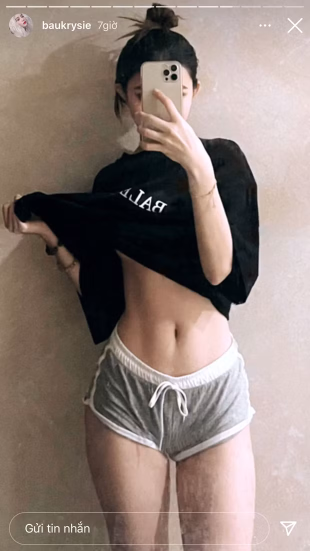 Mới đây, gái xinh 2K gây sốt trên MXH với khoảnh khắc khéo léo kéo áo để lộ vòng eo con kiến. Ngoài ra hình ảnh này còn vô tình để lộ chân ngực thả rông đầy nóng bỏng của nàng hot girl.