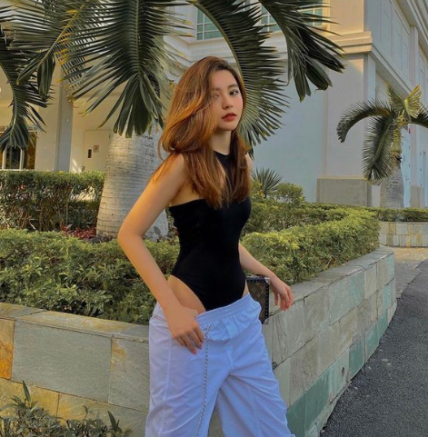 Suốt một thời gian dài, Bâu luôn chiếm spotlight trên các diễn đàn trai xinh gái đẹp bởi sở hữu khuôn mặt xinh đẹp "không góc chết" và vóc dáng cân đối, quyến rũ.