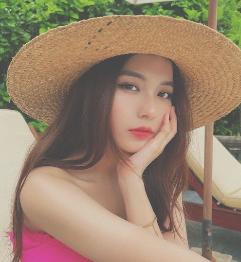 Được biết, sau một thời gian làm mẫu ảnh, hot girl 10X lấn sân sang lĩnh vực kinh doanh online và hiện là chủ của 3 thương hiệu thời trang, làm đẹp.