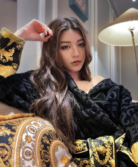 Bâu tên thật là Nguyễn Ngọc Phương Vy, sinh năm 2000. Cô nàng là hot girl Sài thành nổi đình đám, sở hữu nhan sắc xinh đẹp được ví như nữ thần.