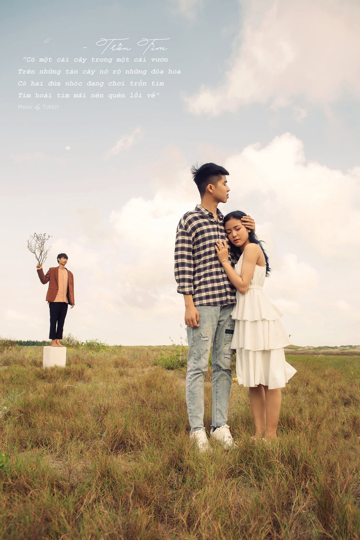 Ca khúc Trốn Tìm của Đen Vâu không chỉ làm mưa làm gió trên các bảng xếp hạng âm nhạc tại Việt Nam, mà trên mạng xã hội không ít người đã "bắt trend" này để có những bộ ảnh để đời cực chất, lại vô cùng đáng yêu.