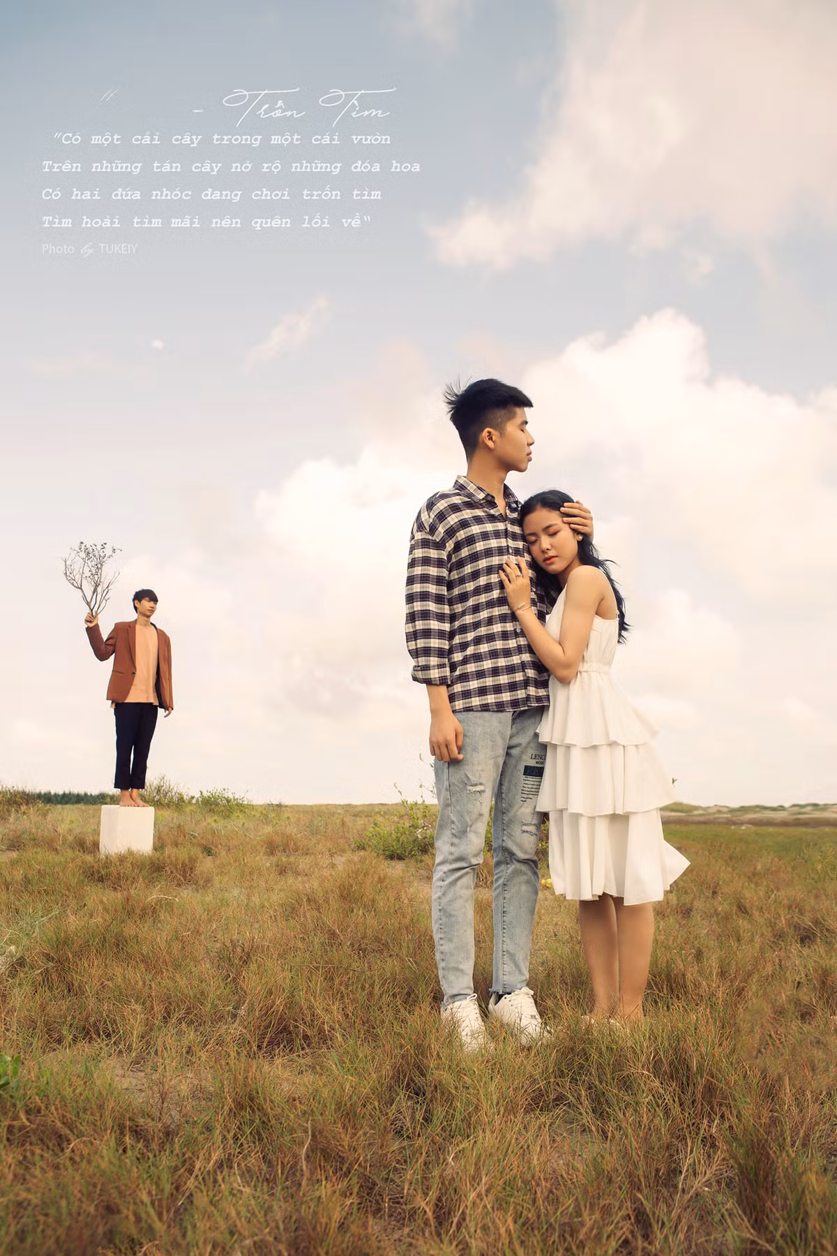 Ca khúc Trốn Tìm của Đen Vâu không chỉ làm mưa làm gió trên các bảng xếp hạng âm nhạc tại Việt Nam, mà trên mạng xã hội không ít người đã "bắt trend" này để có những bộ ảnh để đời cực chất, lại vô cùng đáng yêu.