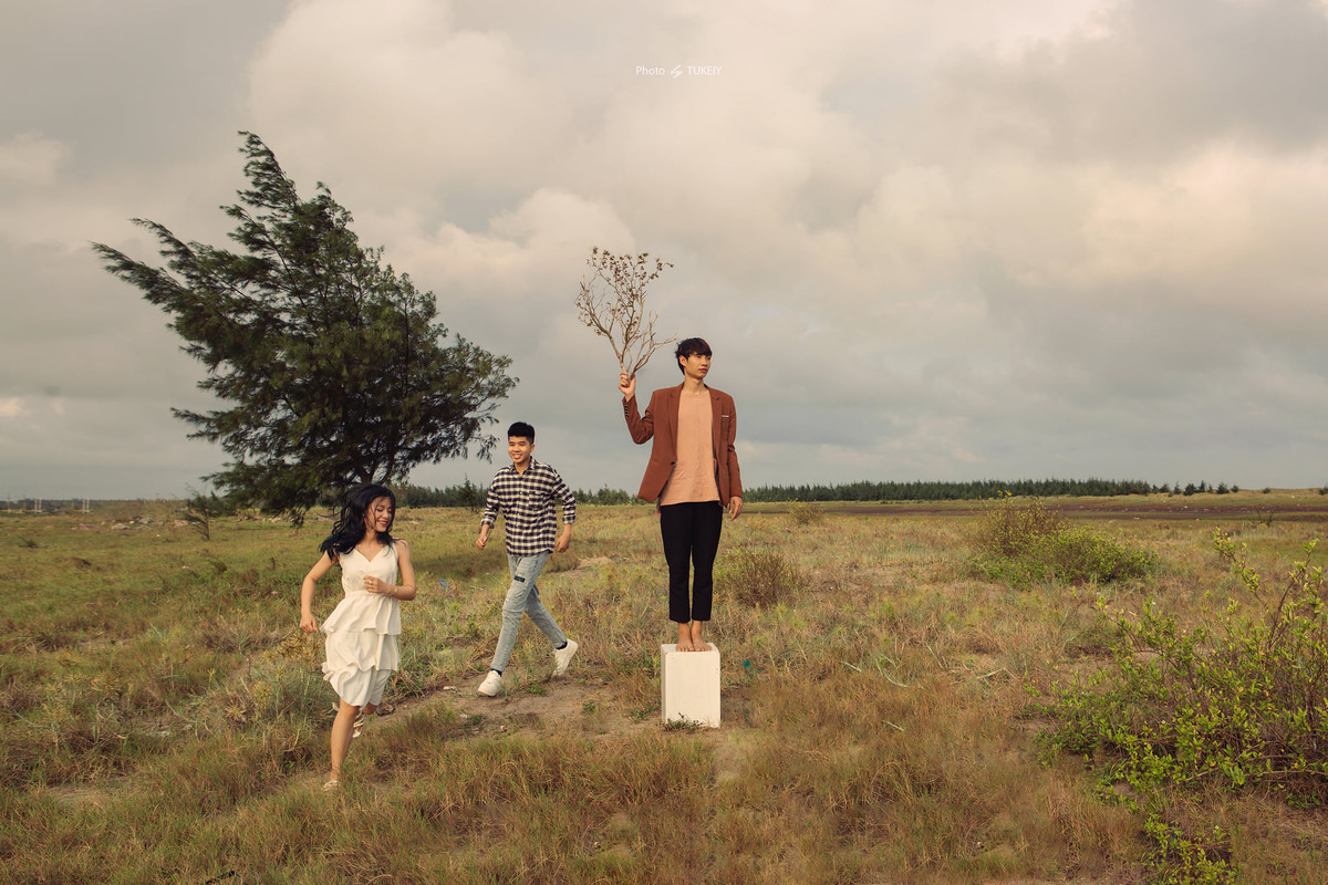 Mới đây, trên MXH xuất hiện bộ ảnh của đôi bạn trẻ cuối cấp 3 khiến ai nấy đều bồi hồi nhớ về những kỷ niệm thanh xuân tươi trẻ của chính mình, đặc biệt là tình yêu tuổi học trò.