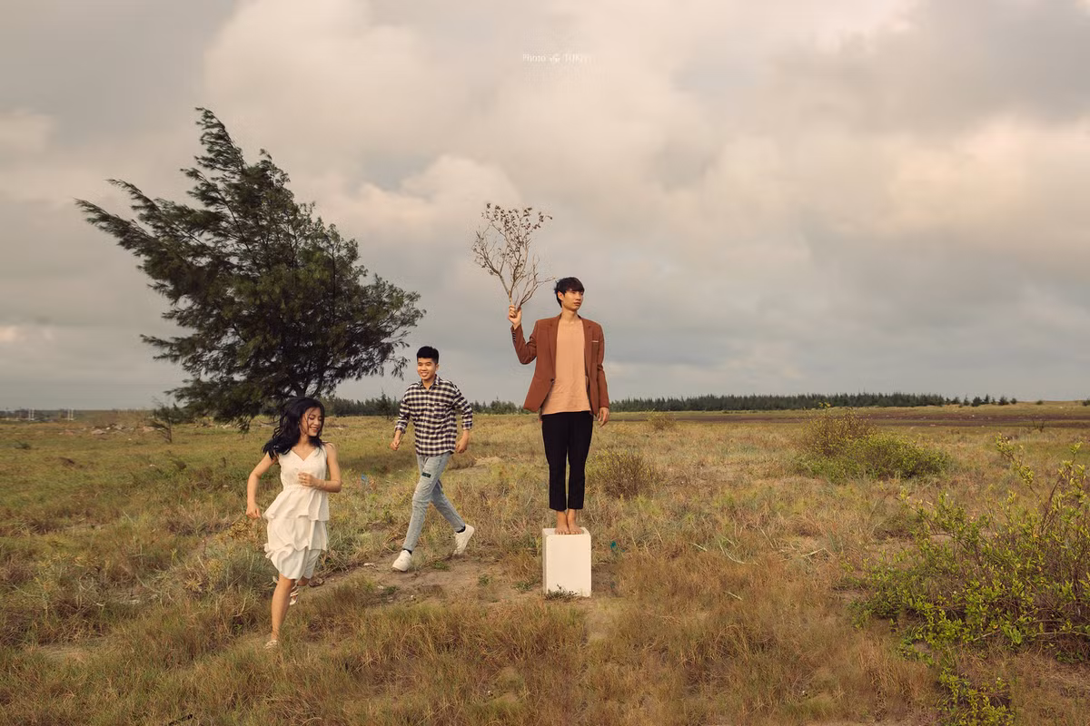 Mới đây, trên MXH xuất hiện bộ ảnh của đôi bạn trẻ cuối cấp 3 khiến ai nấy đều bồi hồi nhớ về những kỷ niệm thanh xuân tươi trẻ của chính mình, đặc biệt là tình yêu tuổi học trò.