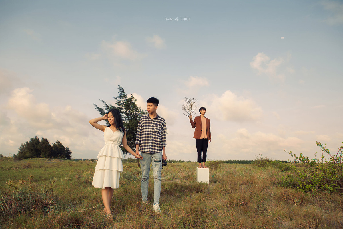 Bộ ảnh này được lấy bối cảnh và ý tưởng từ MV “Trốn Tìm” của rapper Đen Vâu.