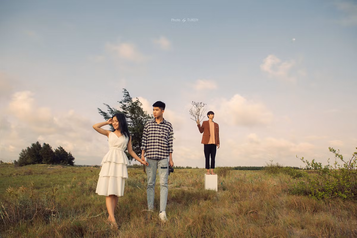 Bộ ảnh này được lấy bối cảnh và ý tưởng từ MV “Trốn Tìm” của rapper Đen Vâu.