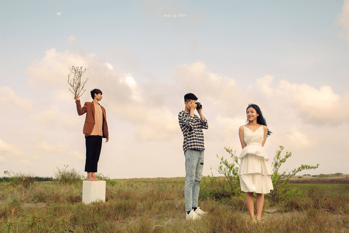 Dựng bối cảnh một người đứng cầm cành cây, cặp đôi học trò này đã có những khoảnh khắc quấn quýt không rời, đó chính là những hình ảnh nhẹ nhàng trong sáng nhất của tình yêu tuổi học trò.