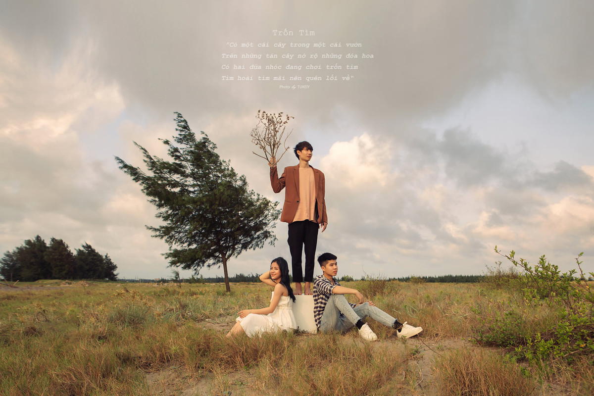 Được biết, nhân vật chính trong bộ ảnh là bạn Mai Thị Hồng Ngọc và Lương Thành Hưng. Cả hai đều sinh năm 2003 tại Nam Định và đang chuẩn bị bước vào kỳ thi tốt nghiệp THPT quốc gia năm 2021.