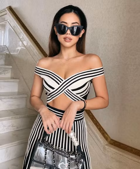 Mỗi ngày rich kid Tiên Nguyễn đều lên đồ đều đặn, trang điểm lộng lẫy và tạo dáng chụp ảnh ngay trong căn biệt thự của mình.