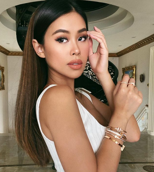 Là “đệ nhất con nhà giàu Việt”, Tiên Nguyễn luôn biết cách làm cõi mạng xôn xao với những hình ảnh xa hoa của mình.