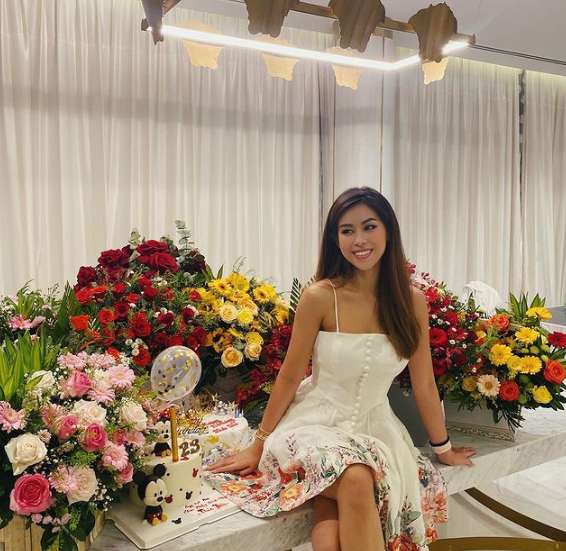 Trước đó, Tiên Nguyễn cũng nhiều lần đăng ảnh khoe niềm đam mê mãnh liệt với việc phải đẹp mỗi ngày, bất kể đang ở nhà.