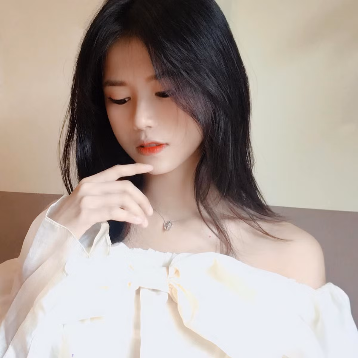 Thời gian gần đây, Kiều Oanh được biết đến nhiều hơn khi gia nhập mạng xã hội TikTok. Cô nàng đến từ Đà Nẵng, hiện sinh sống và làm việc tại TP HCM.