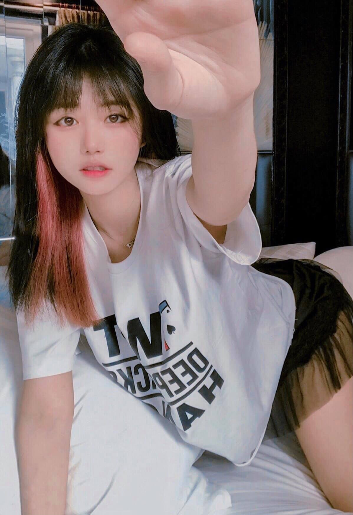 Kiều Oanh được nhiều người biết đến qua những bộ ảnh cosplay ấn tượng. Hiện tại, trang cá nhân của cô đã thu hút hơn 22 nghìn lượt theo dõi.