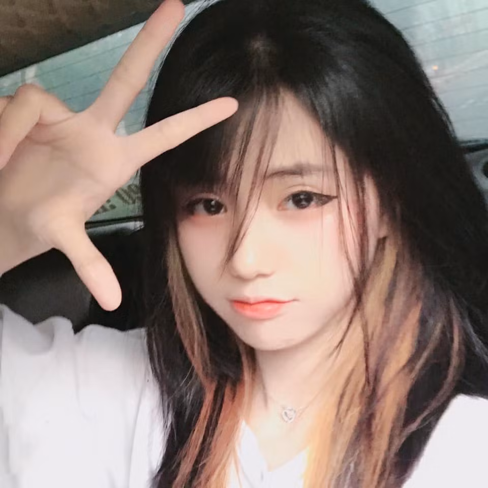 Trở thành một cái tên khá có tiếng tăm nên những hình ảnh của cô đăng tải lên trang cá nhân đã nhận được rất nhiều những lời khen ngợi.