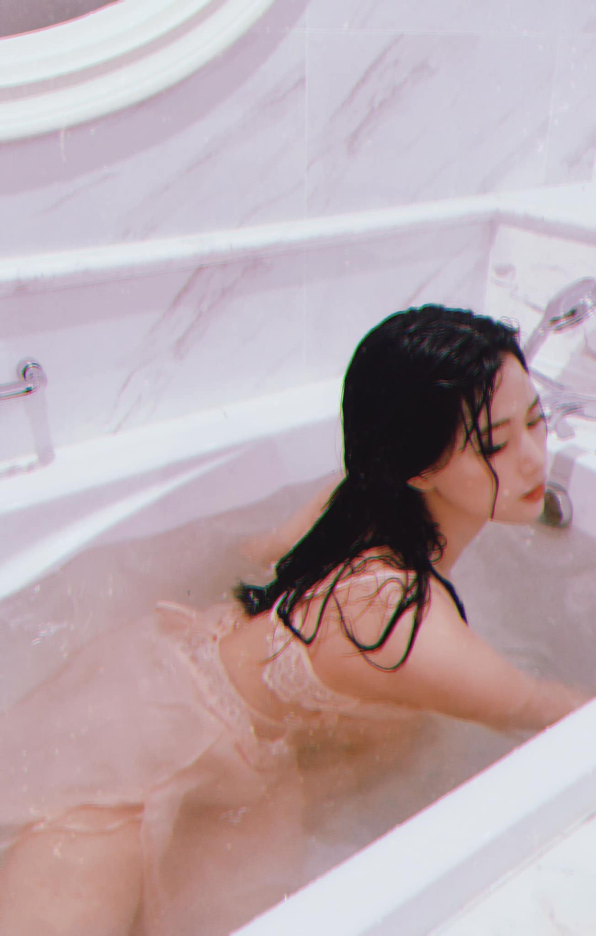 Cô sở hữu nét khả ái với đôi mắt to tròn và nét đẹp cuốn hút, ấn tượng. Đôi khi nhiều người còn lầm tưởng cô là con lai, thế nhưng bố mẹ Oanh đều là người Việt Nam.