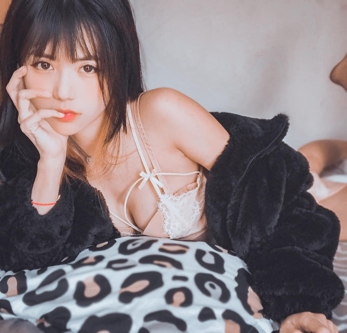 Cô nàng chọn cách khác để tiếp tục đam mê của mình đó là xuất hiện trong các bộ hình hóa trang được chia sẻ lên mạng xã hội.