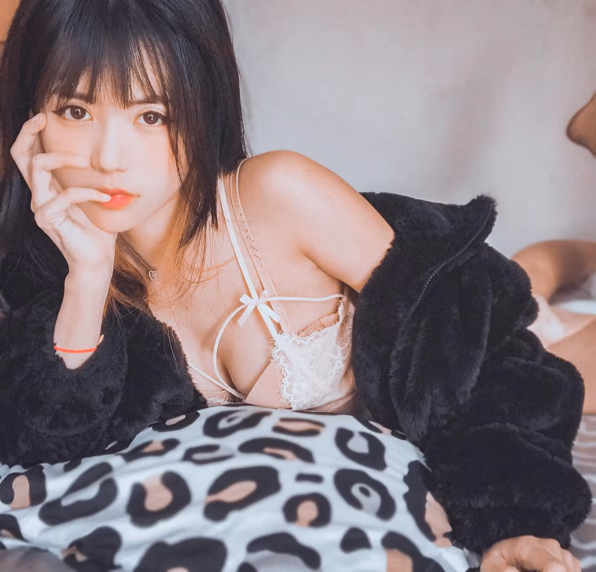 Cô nàng chọn cách khác để tiếp tục đam mê của mình đó là xuất hiện trong các bộ hình hóa trang được chia sẻ lên mạng xã hội.