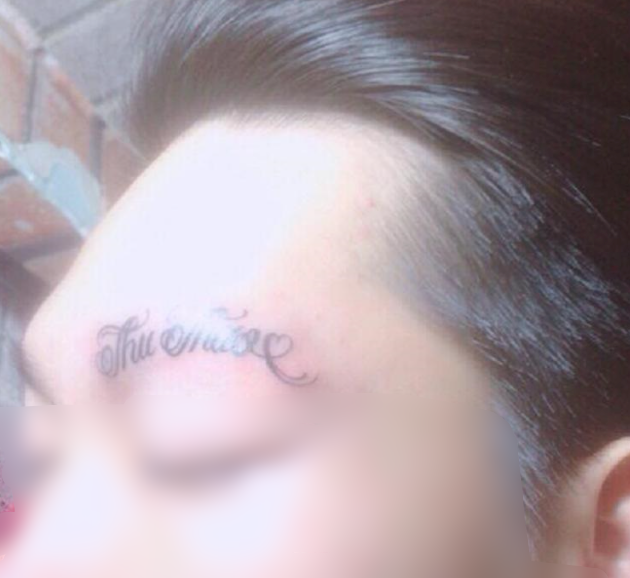 Thay vì xăm đè lên lông mày, chàng trai này lại quyết định cạo hết sạch rồi mới xăm tên lên để lấp vào chỗ trống đó. Hình xăm ở vị trí độc đáo này đã nhanh chóng gây chú ý trên MXH.