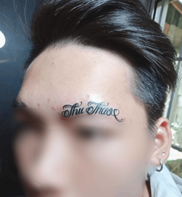 Mới đây, netizen xôn xao bàn tán về một trường hợp của anh chàng dưới đây khi anh không ngần ngại xăm tên người yêu ngay lên trên… lông mày để bày tỏ tình cảm của mình.