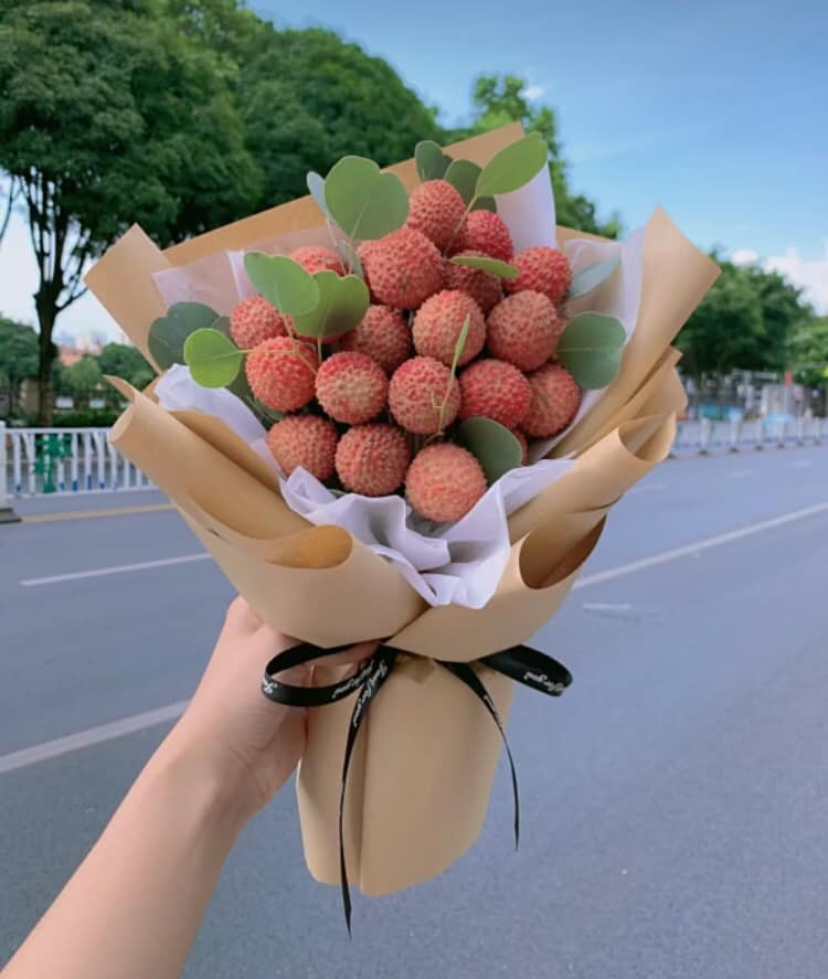 Với tính chất ngon ngọt, mọng nước, quả vải ngoài ăn tươi còn được chị em chế biến thành nhiều hình thức khác như thạch vải, chè vải, vải sấy... Ảnh: Vũ Định