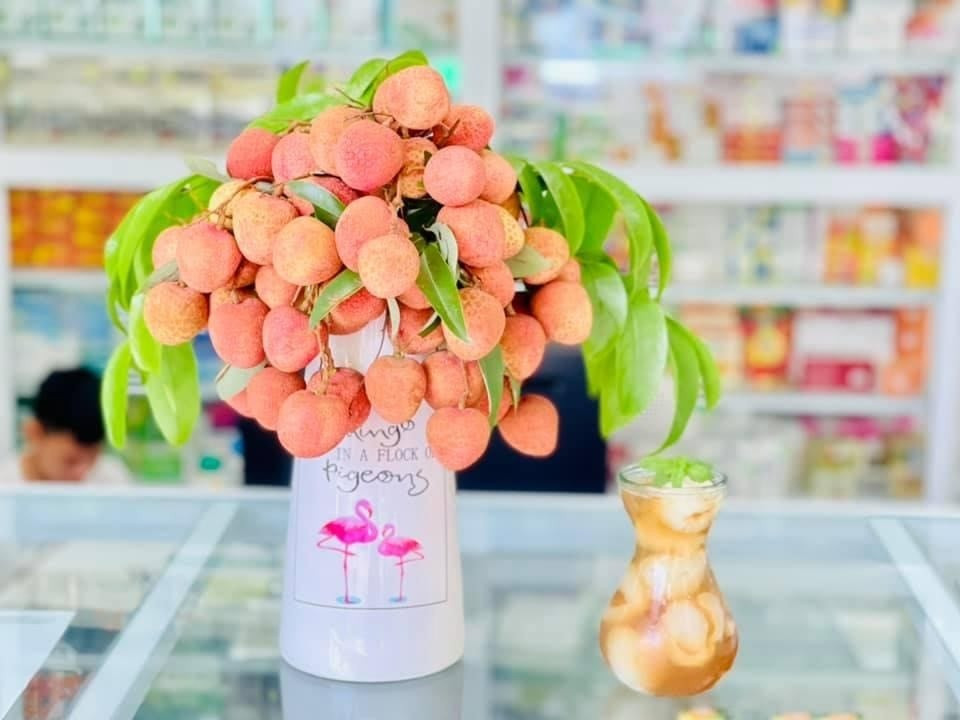 Sau đó, cư dân mạng cũng hưởng ứng khoe nhà mình cũng có bình hoa đa tác dụng bằng vải thiều như vậy. Ảnh: Tú Linh